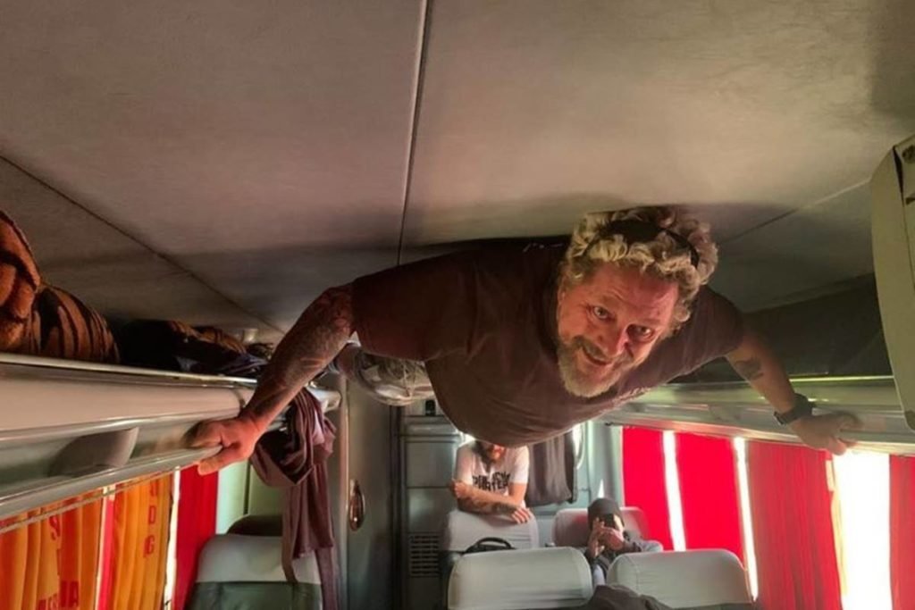 homem em teto de ônibus - metrópoles
