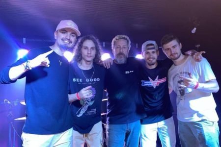cinco homens abraçados lado a lado - metrópoles