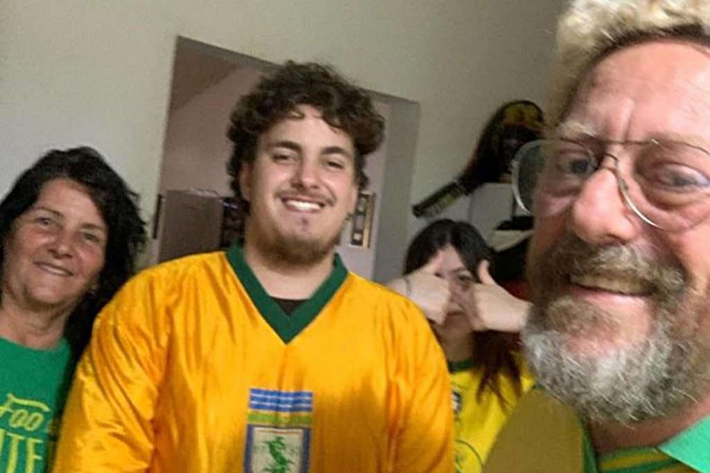 selfie com homem barbudo de oculos em primeiro plano e ao fundo uma mulher e dois jovens, um menino e uma menina - metrópoles