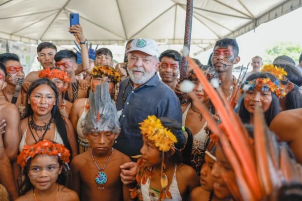 Lula ao lado de indígenas