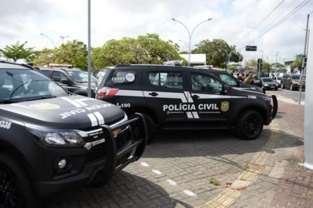 Foto colorida de carros da Polícia Civil do Ceará - Metrópoles