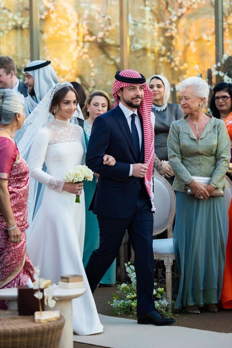 Os detalhes do vestido de noiva luxuoso da princesa da Jordânia; veja fotos  do casamento