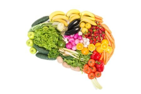 Alimentos saudáveis coloridos juntos formando o desenho de um cérebro