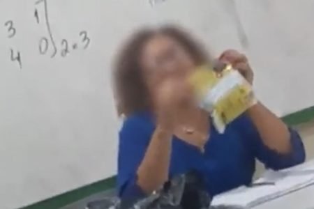 Vídeo: aluno "presenteia" professora negra com bombril no Dia da Mulher