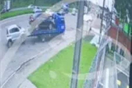 Imagem mostra caminhão que bateu em um ponto de ônibus e matou uma estagiária - Metrópoles