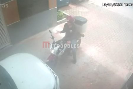 Novos vídeos mostram PM batendo em moto parada antes de briga; veja