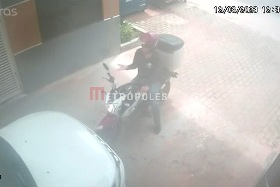 Novos vídeos mostram PM batendo em moto parada antes de briga; veja