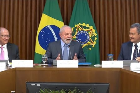 Imagem colorida mostra que Lula participa de reunião ministerial no dia 14 de março de 2023 - Metrópoles
