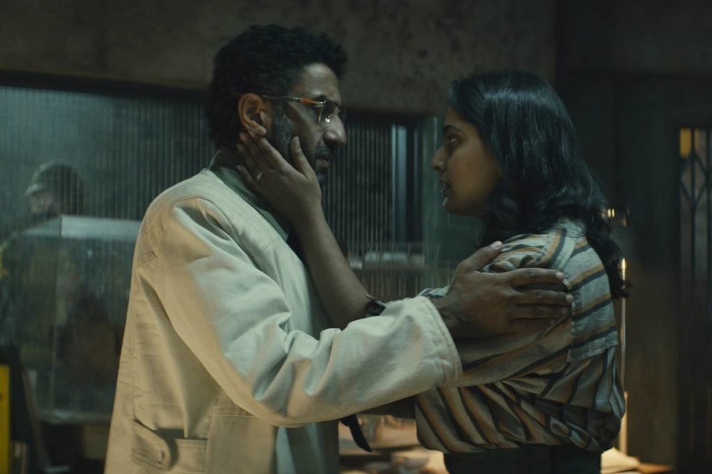 cena de Sweet Tooth com homem e mulher segurando no rosto e ombro um do outro - metrópoles