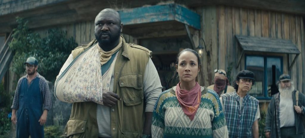 cena de Sweet Tooth com homem e mulher olhando longe em primeiro plano e pessoas ao fundo- metrópoles