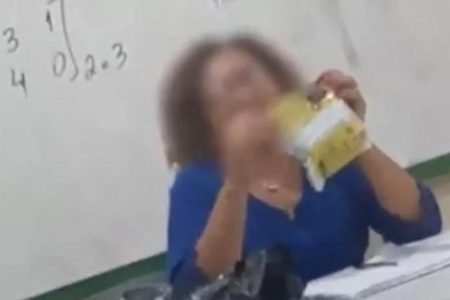 Fotografia de professora com palha de aço