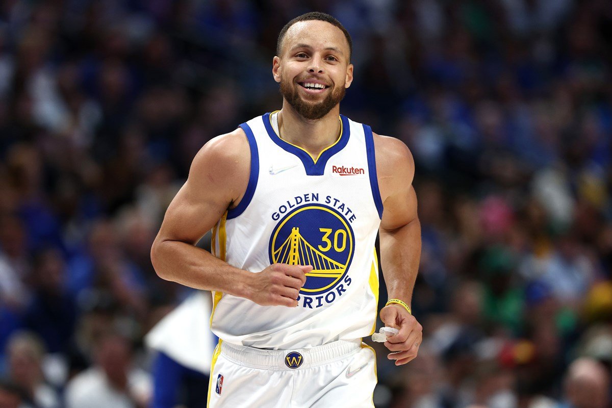 Curry faz história e se torna o primeiro jogador a fazer 500 bolas de três  em playoffs da NBA - ISTOÉ Independente