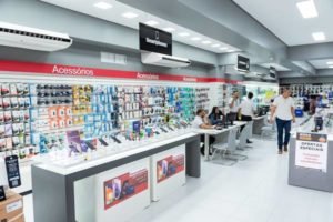 Fotografia colorida mostrando o interior da loja Fujioka Distribuidor