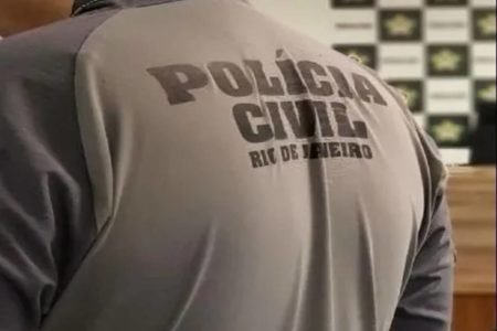 Imagem mostra uniforme da polícia civil do Rio de Janeiro. Pai é preso acusado de permitir abuso das filhas em troca de dinheiro - Metrópoles