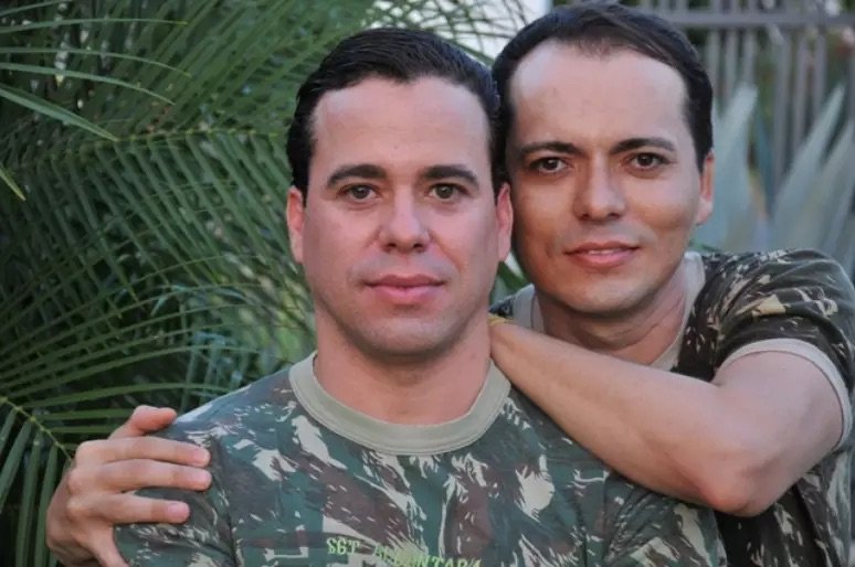 Os ex-sargentos do Exército Fernando Alcântara e Laci Marinho Araújo, o primeiro casal no Exército Brasileiro a assumir um relacionamento homossexual