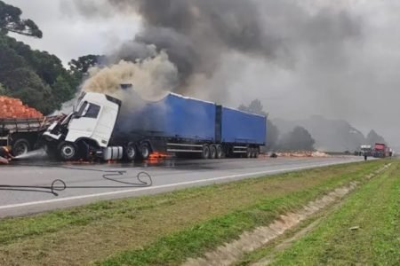 Carreta pega fogo após acidente de trânsito com caminhão em São José dos Pinhais - Metrópoles