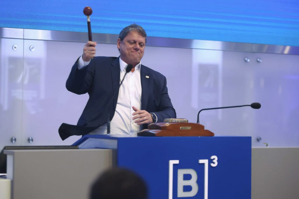 Governador Tarcísio de Freitas martelou balcão da B3 após anúncio do leilão do Trecho Norte do Rodoanel Mário Covas - Metrópoles