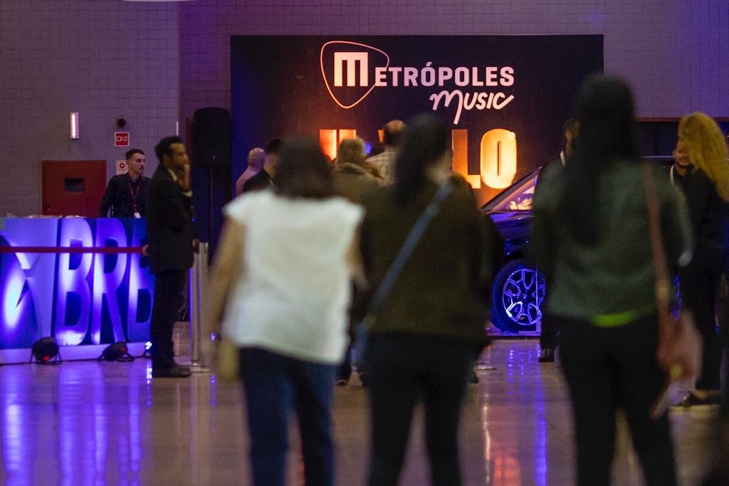 Pessoas chegam para o show do grupo italiano Il Volo em Brasília pelo Metrópoles Music - Metrópoles