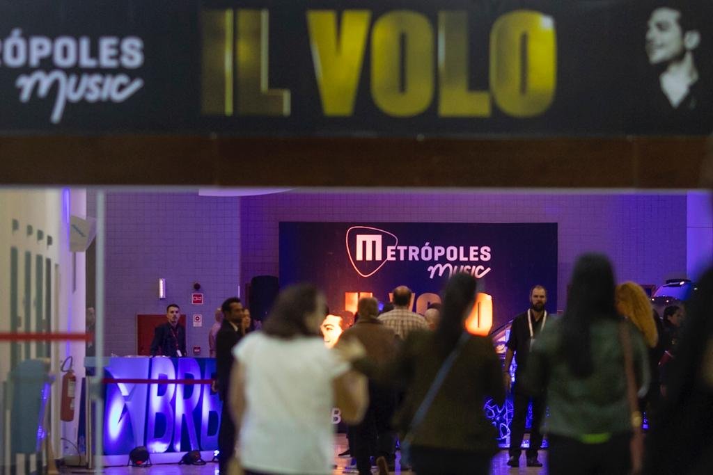 Pessoas chegam para o show do grupo italiano Il Volo em Brasília pelo Metrópoles Music - Metrópoles