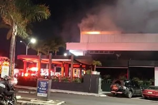 Incêndio atinge restaurante e bombeiros controlam fogo no Gilberto Salomão