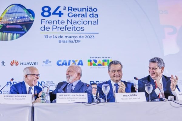Lula dá risada ao participar da recondução da diretoria da Frente Nacional dos Prefeitos (FNP), em Brasília