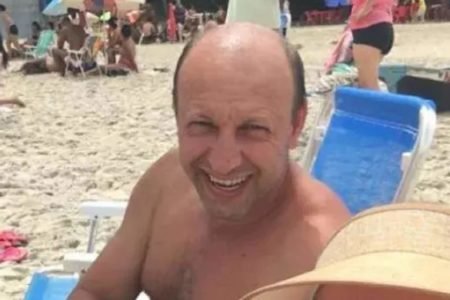 Imagem do pai da atriz da Globo Caroline Dallarosa na praia. Ele foi morto por dupla condenada - Metrópoles
