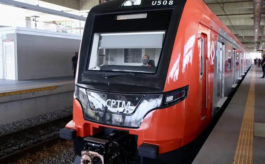 Imagem mostra trem vermelho, da CPTM, que circula em São Paulo - Metrópoles