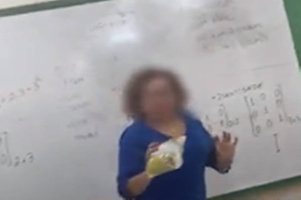 Professora recebe esponja de aço