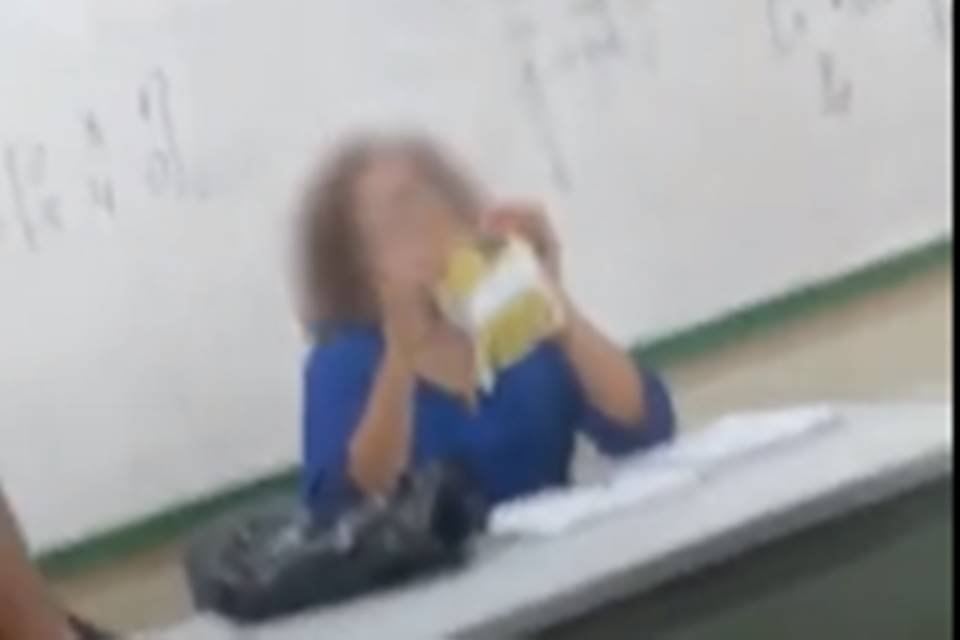 Professora recebe esponja de aço