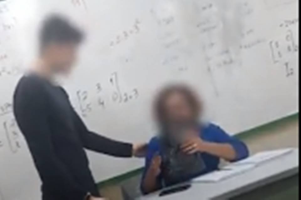 Professora recebe esponja de aço