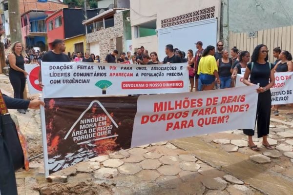 Protesto de moradores de São Sebastião contra ONGs que receberam doações para ajudar as vítimas das chuvas
