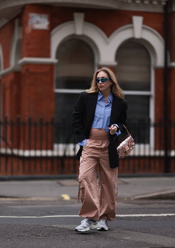 Pregnant look with parachute pants in street style - Metrópoles