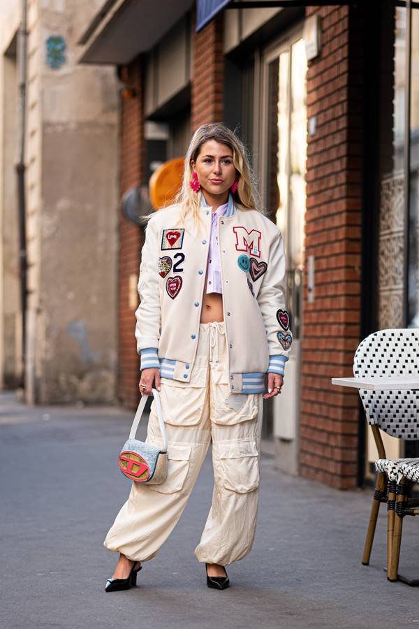Look with parachute pants in street style - Metrópoles