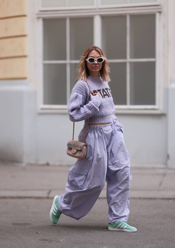 Look with parachute pants in street style - Metrópoles