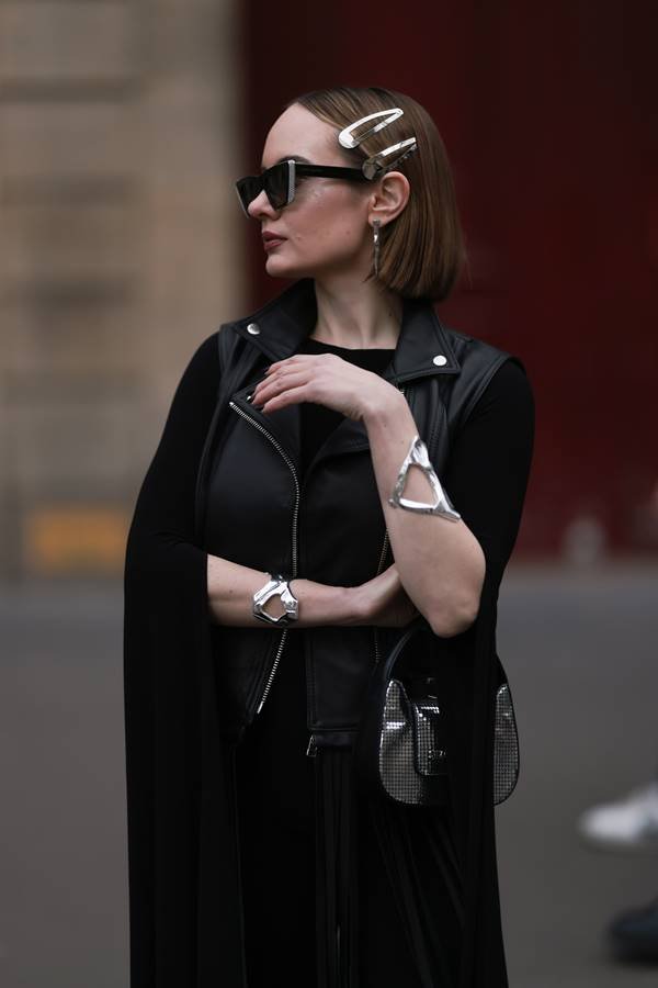 Mulher usa look preto com presilhas prateadas na cabeça - Metrópoles