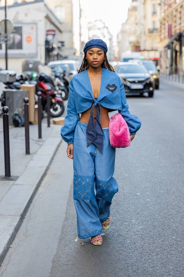 The woman wears a low-rise denim look with a beret, as well as a fuzzy pink bag - Metrópoles