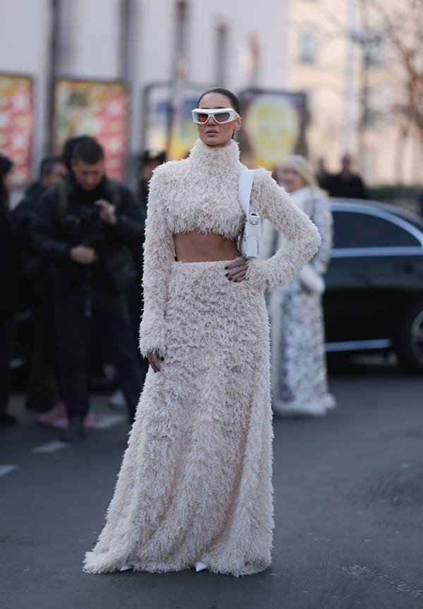 Woman wears a white fur look with a long cut skirt with a high collar - Metrópoles