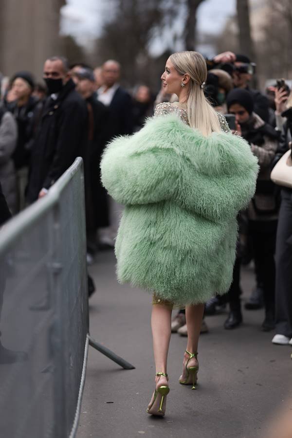 Look with a green fuzzy coat in street style - Metrópoles
