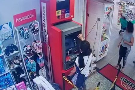 Mulher tenta sacar dinheiro em caixa eletrônico