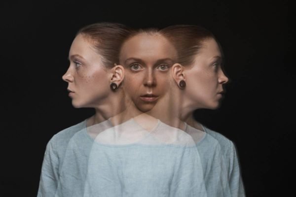 Foto de mulher editada com três faces que indicam transtorno