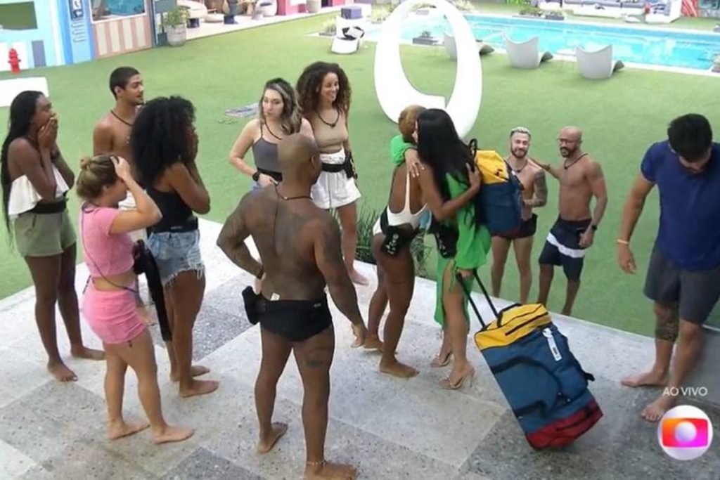 pessoas reunidas na área externa do bbb23 recebem uma pessoa que chega - metrópoles