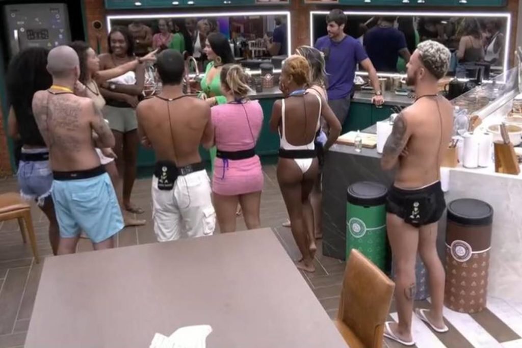 pessoas reunidas na cozinha do BBB23 - metrópoles