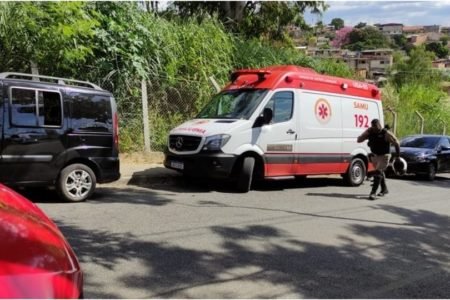 Foto colorida de uma SAMU que socorreu uma idosa e criança de 10 anos, que morreram devido a um suposto vazamento de gás em BH - Metrópoles