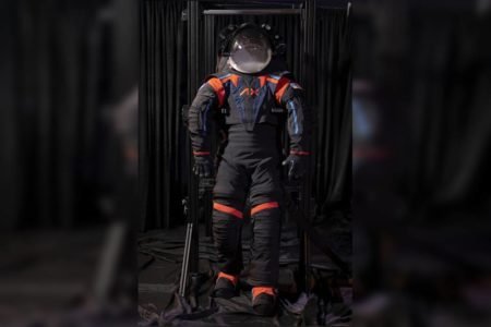 Foto colorida do novo traje espacial apresentado pela Nasa - Metrópoles