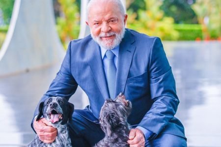 Presidente da República, Luiz Inácio Lula da Silva, com Resistência e Paris, para simbolizar este Dia Nacional dos Animais