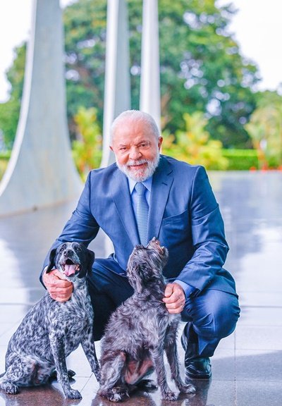 Presidente da República, Luiz Inácio Lula da Silva, Janja, com Resistência e Paris, para simbolizar o Dia Nacional dos Animais