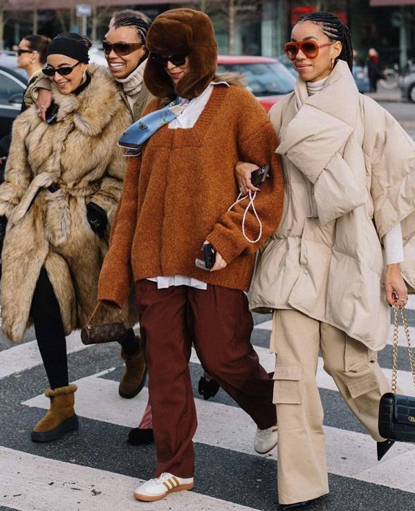 Modelos nas ruas de Copenhague usam casacos longos e em tons variados de marrom - Metrópoles 