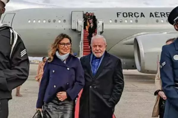 Lula e Janja em avião da FAB