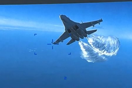 Imagem colorida mostra Caça russo faz aproximação de drone dos EUA - Metrópoles