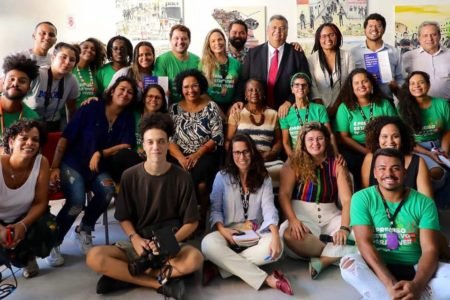 Imagem colorida mostra Visita de Flávio Dino ao Complexo da Maré - Metrópoles
